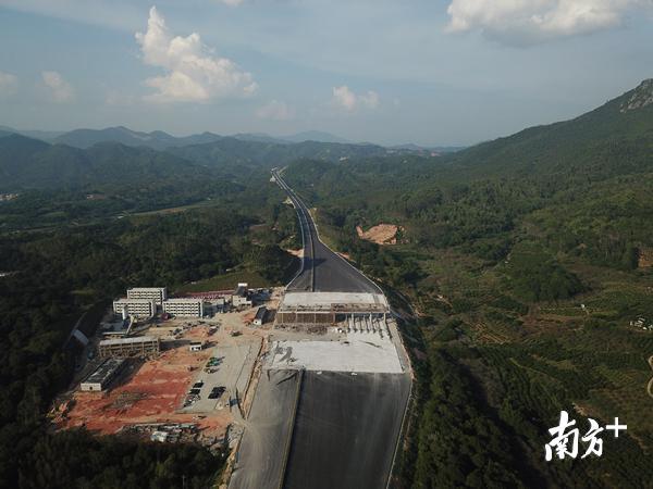 主线收费站。 主线收费站。