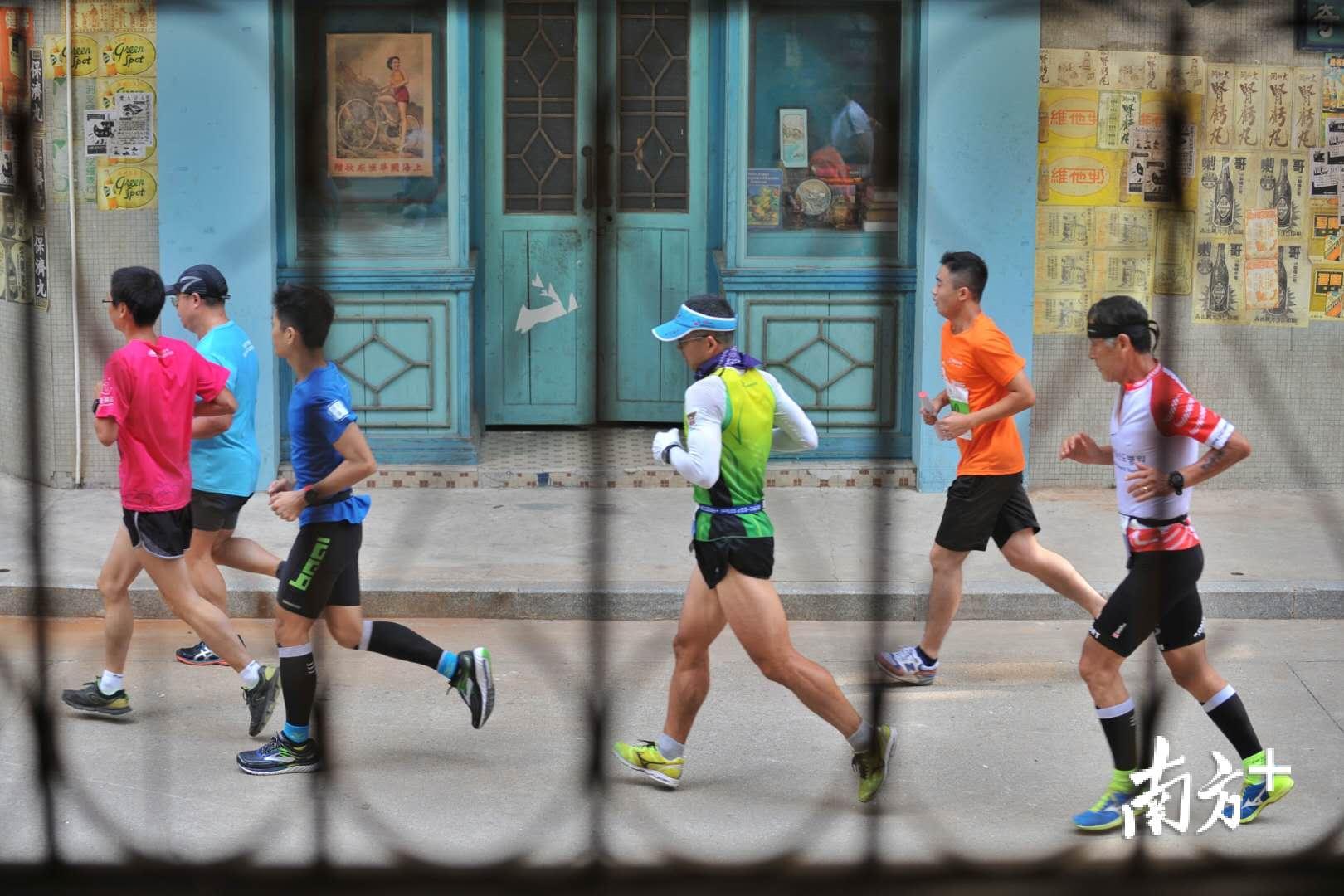 选手们围绕国艺影视城绕圈跑,1.15km/圈.(南方 记者 戴嘉信)