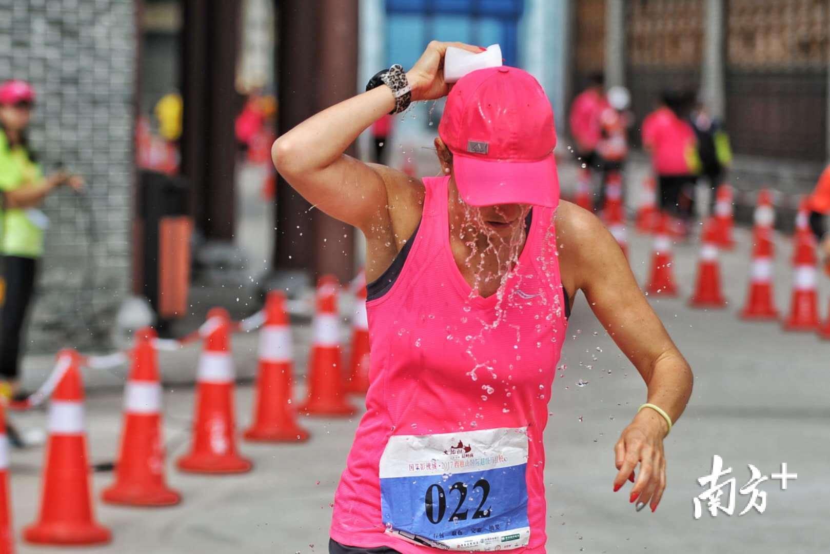 当水从头顶淋下来的那一刻,凉爽舒畅,继续朝着终点出发!