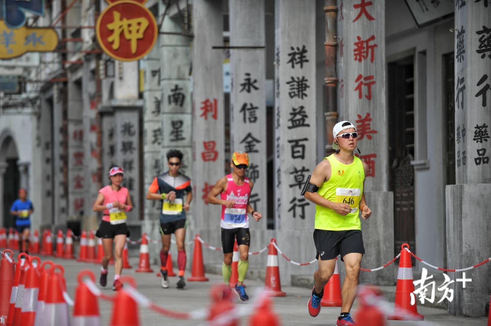 选手从怀旧街区跑过,场景恍如电影。 选手从怀旧街区跑过,场景恍如电影。