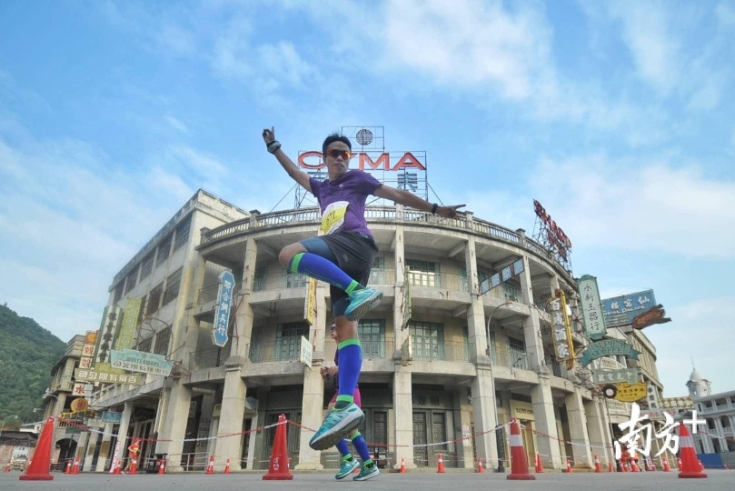 选手可以在国艺影视城体验穿越式超级马拉松。 选手可以在国艺影视城体验穿越式超级马拉松。