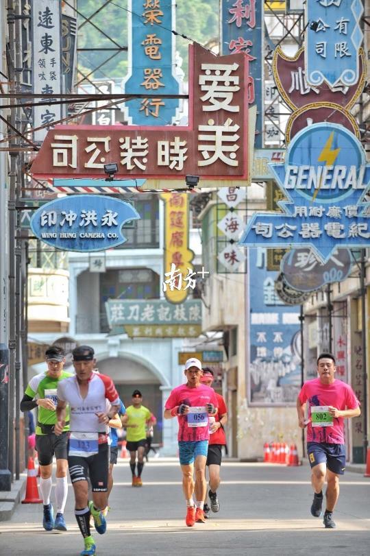 超级马拉松24小时赛、3小时团队接力赛的选手们正在奔跑。 超级马拉松24小时赛、3小时团队接力赛的选手们正在奔跑。