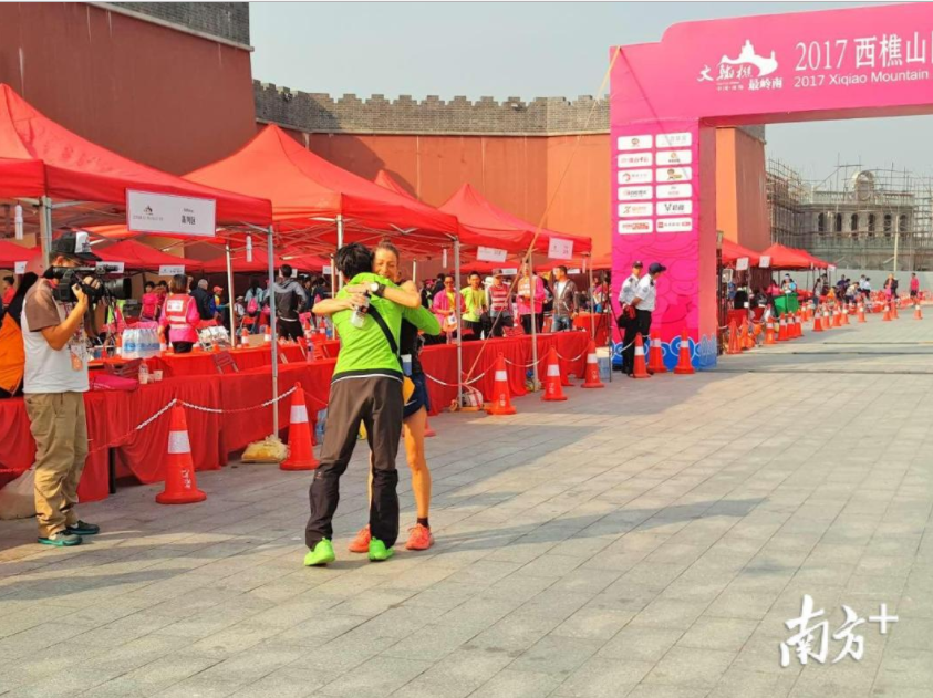 跑完了,欢呼拥抱一下。 跑完了,欢呼拥抱一下。