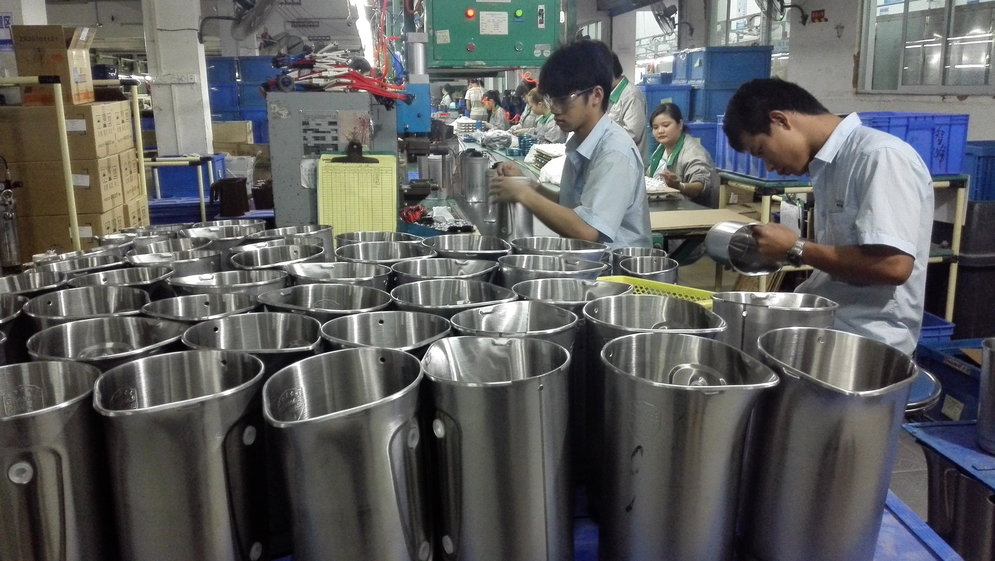  数据显示，全国酒店用电热水壶市场中，格来德销量第一。图为格来德生产车间。盛正挺/摄