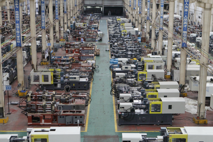 广东佳明机器有限公司车间内数百台注塑机正在装配，三水正致力将先进装备制造业作为主导产业发展。 