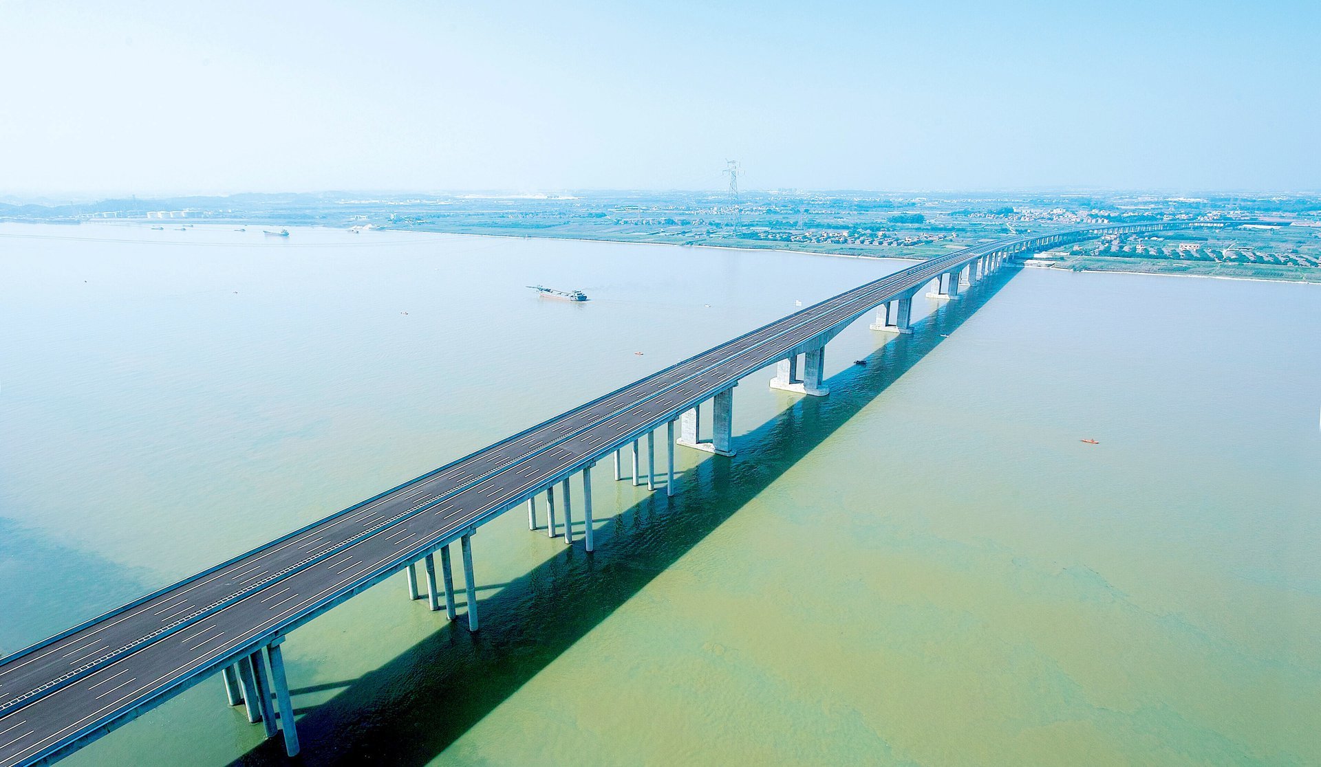 从广明高速首段正式通车至今,广明高速车流总量平均每年增加约37%。 从广明高速首段正式通车至今,广明高速车流总量平均每年增加约37%。