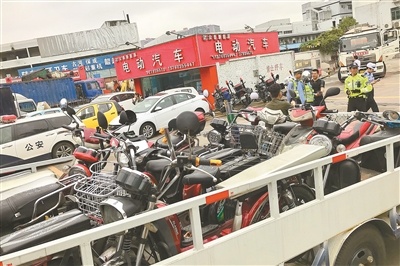 宝安区西乡大道前进二路路口,被查扣的违法电动车。 深圳特区报记者 刘羽洁 摄 宝安区西乡大道前进二路路口,被查扣的违法电动车。 深圳特区报记者 刘羽洁 摄