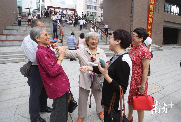 母校70年校庆,老同学再聚首,说笑打闹,一如当年。