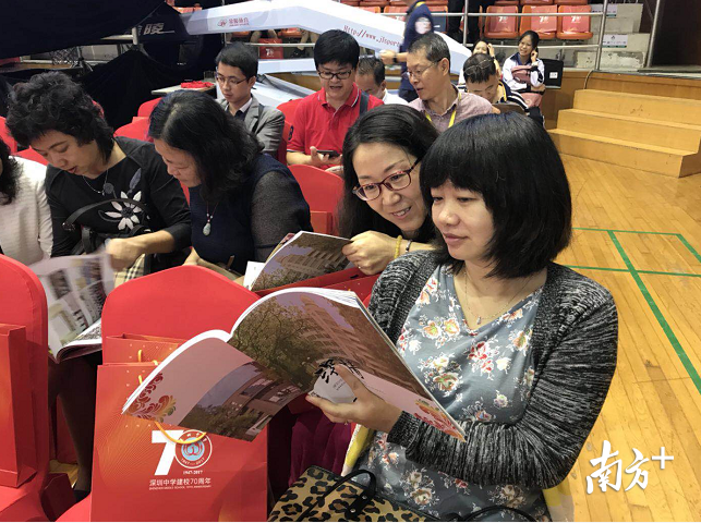 校友满怀深情读《深情》。