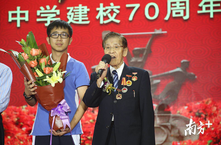 8位校友怀念了在深中的青葱岁月,感谢母校的培养,并祝福母校繁荣昌盛、越办越好。第一位发言的校友激动地说,“我是深圳中学第一届毕业同学,今年89岁!深中我爱你!”
