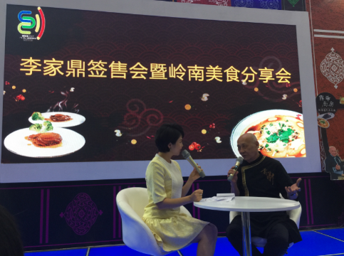 李家鼎与现场观众交流美食烹饪技巧。 李家鼎与现场观众交流美食烹饪技巧。