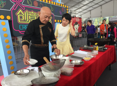 李家鼎现场烹饪美食。 李家鼎现场烹饪美食。