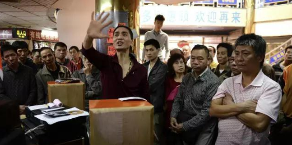 2015年11月30日,将军东电器城营业的最后一天,音响店的档主卖力吆喝低价清货 2015年11月30日,将军东电器城营业的最后一天,音响店的档主卖力吆喝低价清货