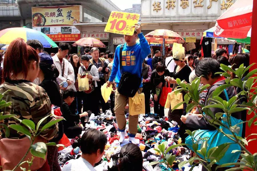 最后的叫卖店家。 最后的叫卖店家。