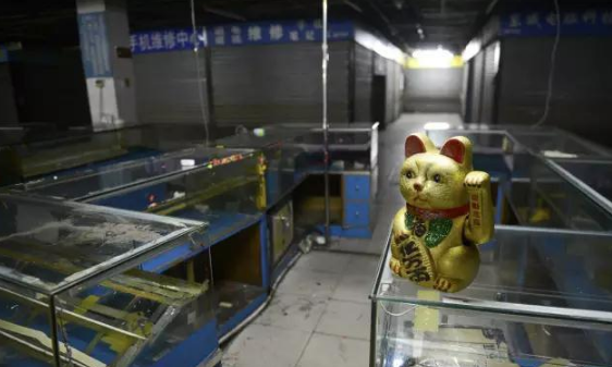 2015年12月4日,已基本搬空的将军东电器城,档口柜台上一只被遗弃了的招财猫似乎显得有些落寞 2015年12月4日,已基本搬空的将军东电器城,档口柜台上一只被遗弃了的招财猫似乎显得有些落寞