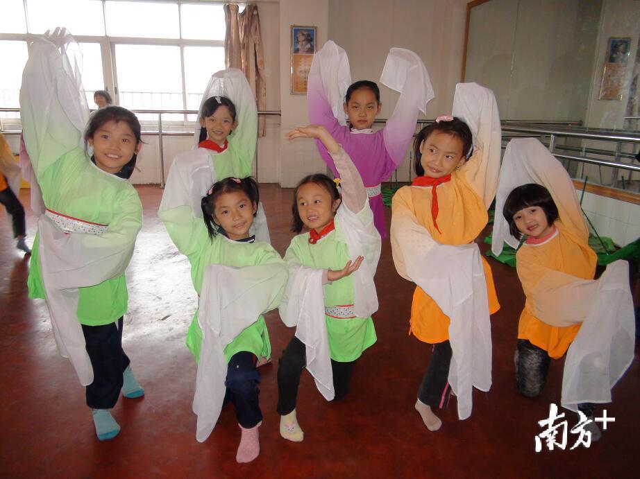 道滘镇南城小学粤剧班小学员正在排练