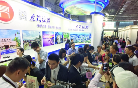 虎门服交会，人头涌动。