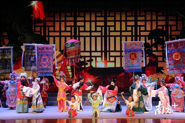 小演员们在粤剧表演中精彩亮相。