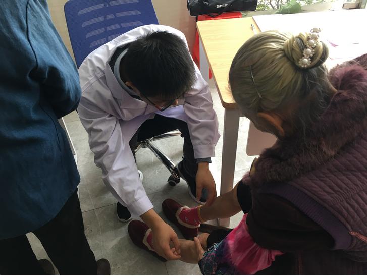 图为骨科名医们在绿康医院为附近村民义诊。 图为骨科名医们在绿康医院为附近村民义诊。