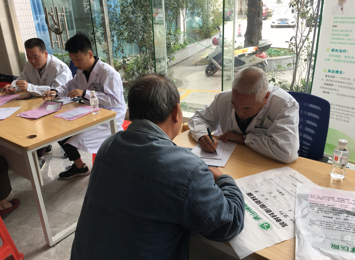 市民们正在向骨科名医们咨询。 市民们正在向骨科名医们咨询。