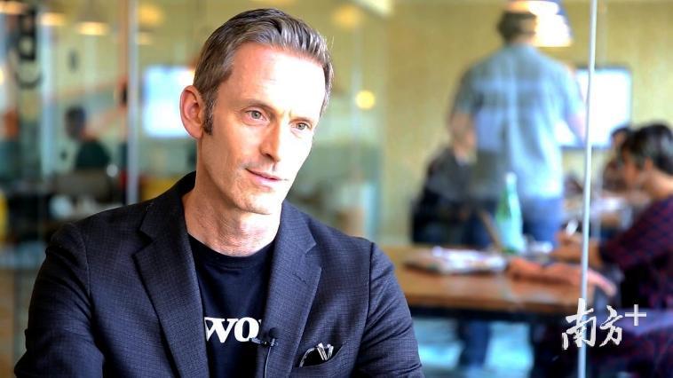 WeWork美国西岸总经理Jon Slavet接受记者采访。（丁晓然 摄）