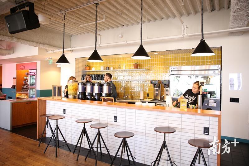 WeWork办公空间的公共吧台上摆放着各类饮品。（丁晓然 摄）