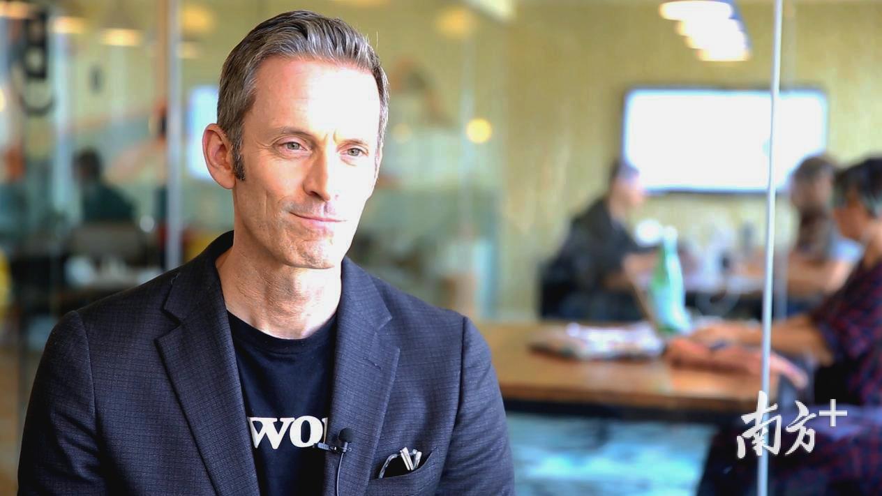 WeWork美国西岸总经理Jon Slavet接受记者采访。（丁晓然 摄）