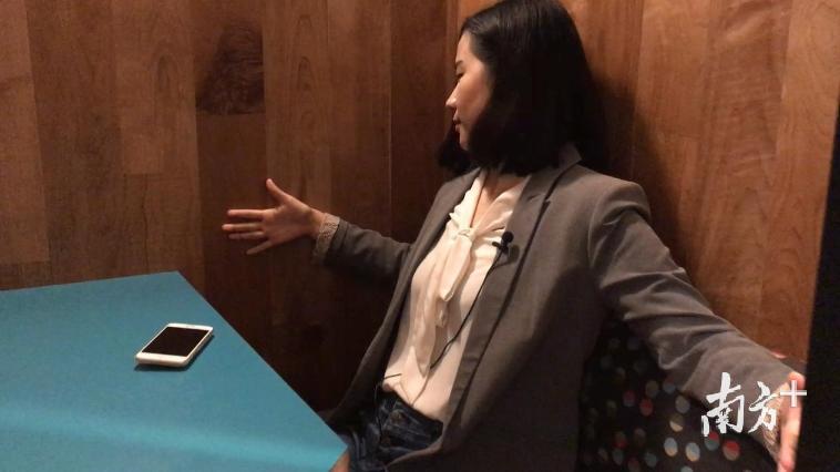 记者体验WeWork办公空间中的“最小隔间”。（视频截图）