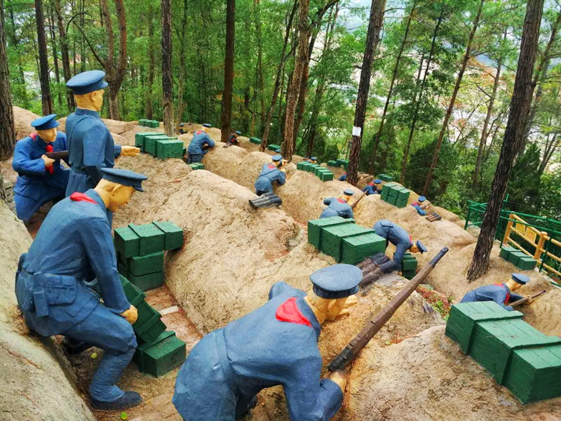 三河坝战役纪念碑旁，新打造的体验式战壕