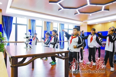  北滘青少年宫内，学生们跟着机器人翩翩起舞。