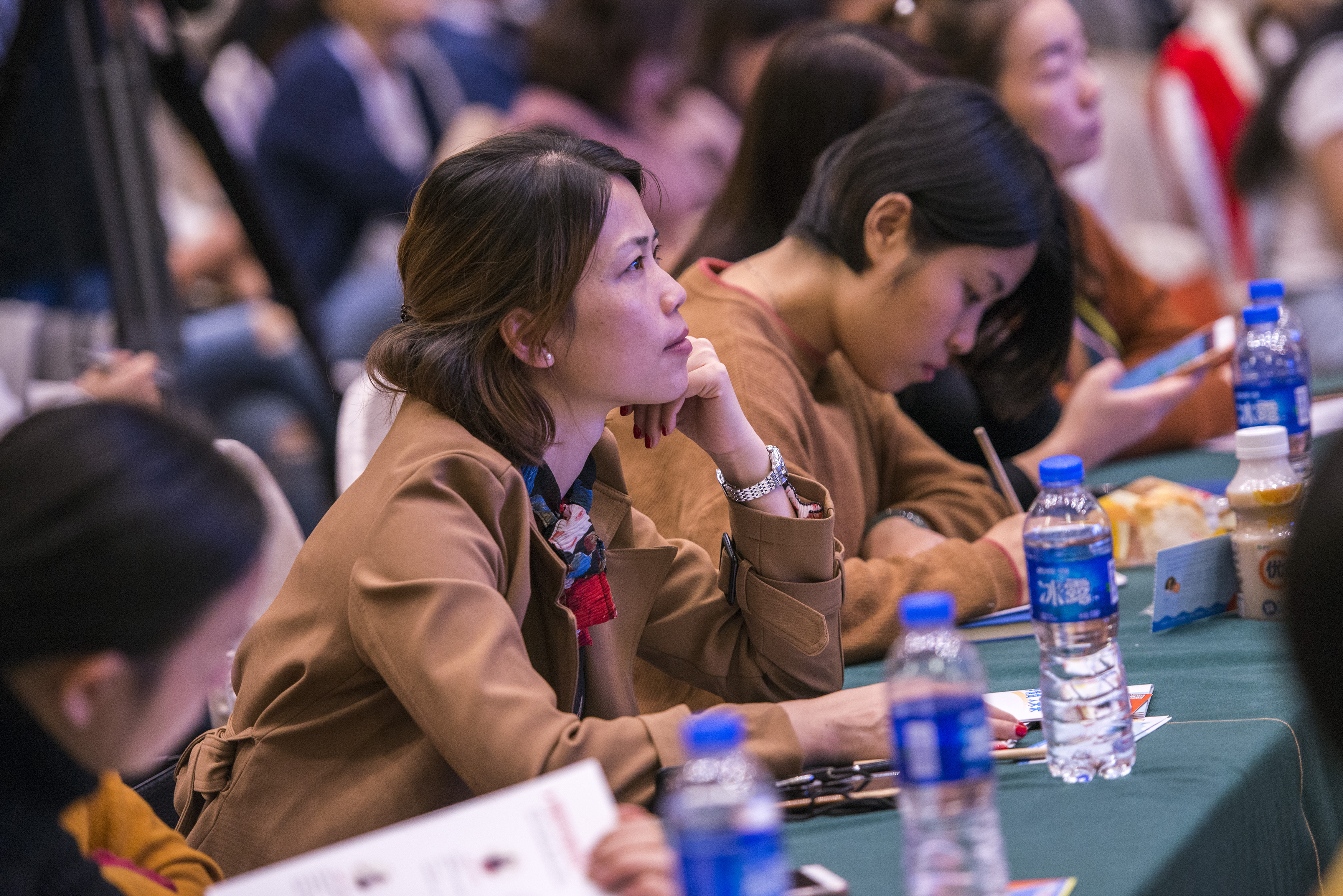 家长都在认真听讲。 家长都在认真听讲。