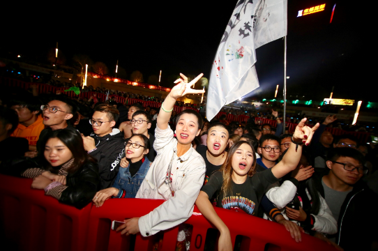 千灯湖音乐节年度音乐盛典上,乐迷激动地为乐队打call。 千灯湖音乐节年度音乐盛典上,乐迷激动地为乐队打call。