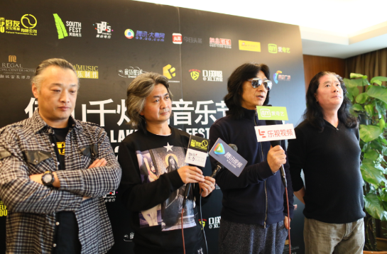 下了舞台的摇滚“老炮”们私底下甚至有些腼腆。 下了舞台的摇滚“老炮”们私底下甚至有些腼腆。