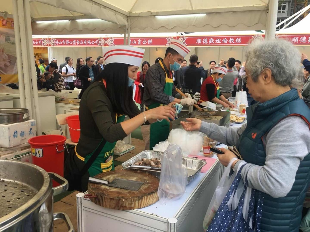 展会现场气氛热烈，佛山美食受到香港市民欢迎 高绮桦/摄