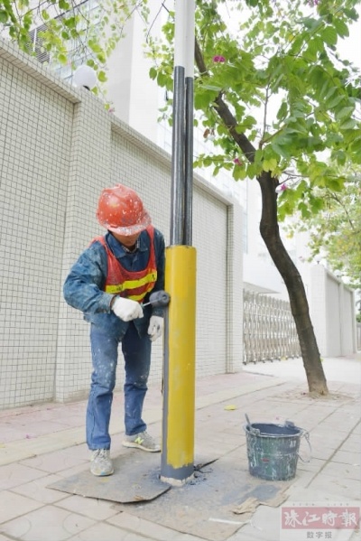 工作人员在对路灯灯杆进行翻新。 工作人员在对路灯灯杆进行翻新。