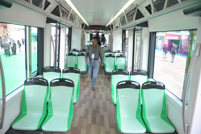 氢能源有轨电车内部。