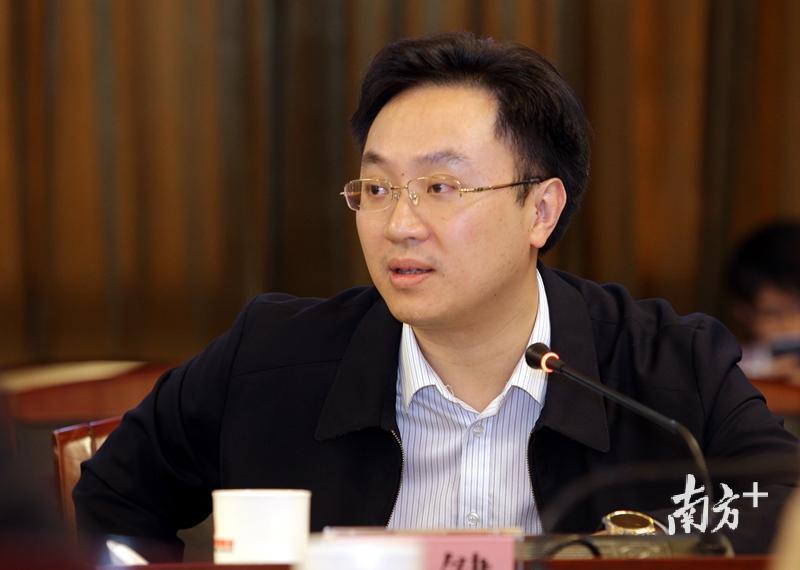 南方报业传媒集团副总编辑、南方新闻网总裁、南方+客户端事业部总裁胡键发言。 南方报业传媒集团副总编辑、南方新闻网总裁、南方+客户端事业部总裁胡键发言。