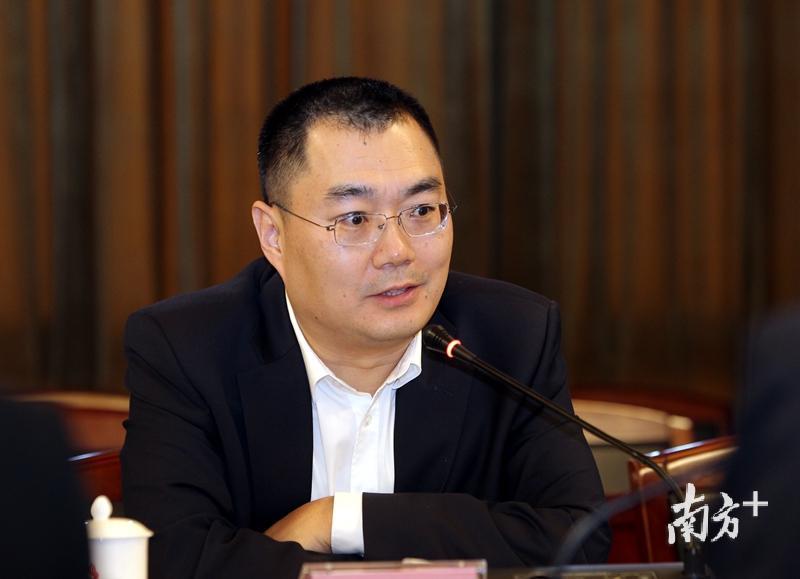 南方报业传媒集团党委书记、管委会主任刘红兵发言。 南方报业传媒集团党委书记、管委会主任刘红兵发言。