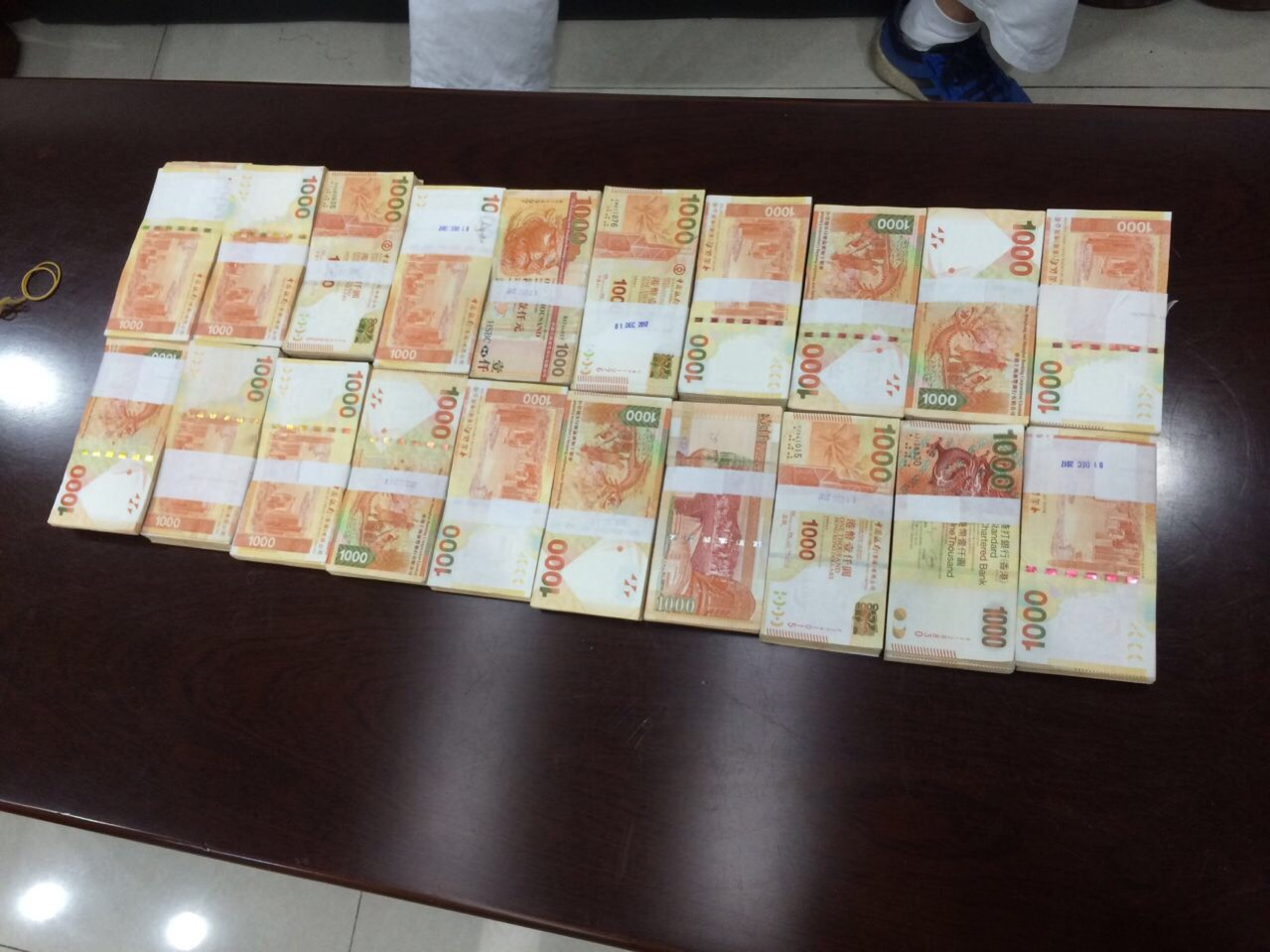 旅客违规携200万港币入境，高科技设备瞬间洞穿袋内乾坤_南方plus_南方+
