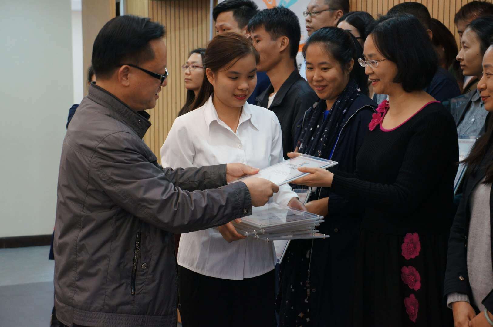 为联盟单位成员授牌现场 为联盟单位成员授牌现场