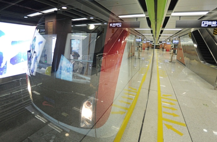 广佛线上的列车。南方日报记者戴嘉信摄 广佛线上的列车。南方日报记者戴嘉信摄