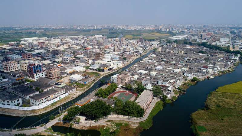 治理之前,中离溪两岸大多是违建的不锈钢抛光作坊;如今,中离溪两岸整洁,旧貌换新颜。