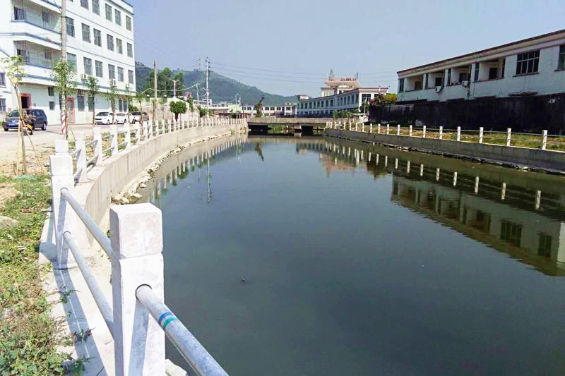 因地形貌似一面迎风招展的红旗,故名为红旗村。有了彩东公路后,红旗村成为彩塘乃至潮安的“西大门”。