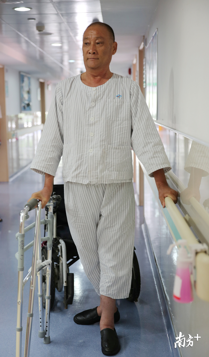 瘫痪十几年后，陈双喜重新站起来了。