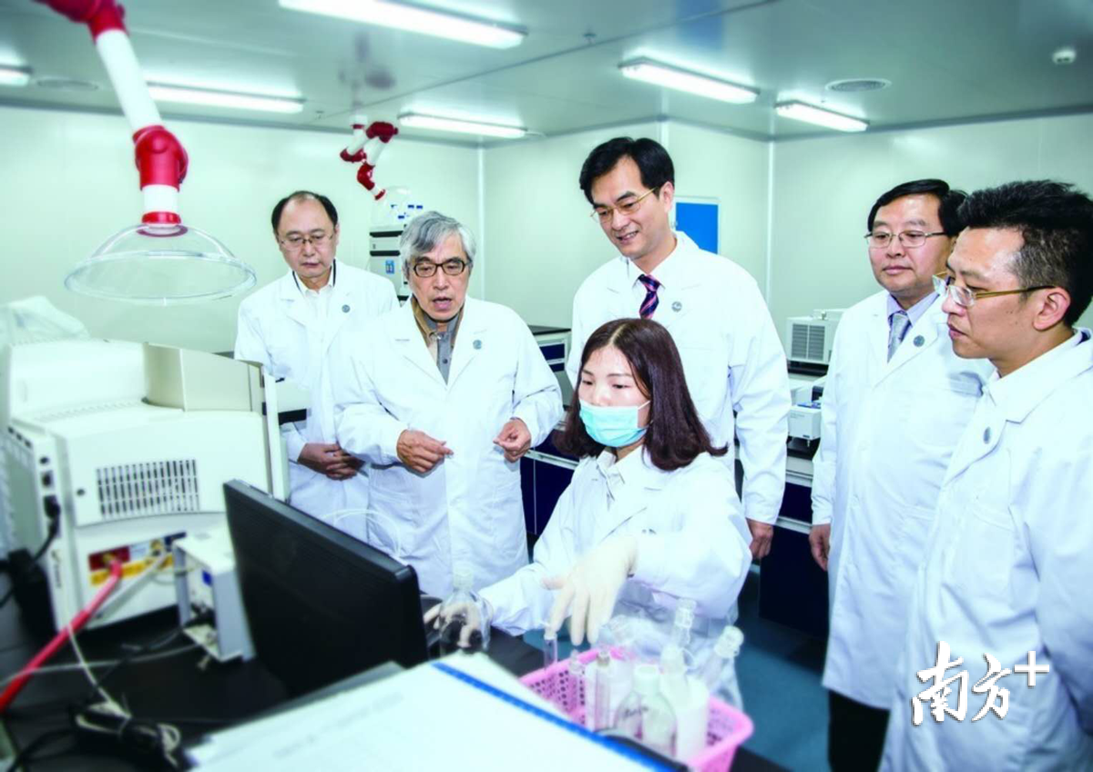 苏国辉院士（左二）在指导研究 。