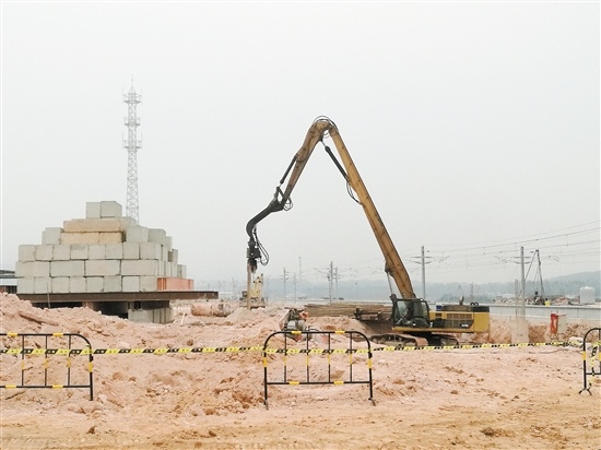 深茂铁路双水站正在紧张施工中。