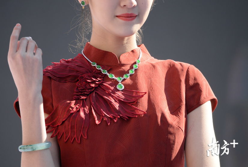 三联国际翡翠创意嘉年华活动上,模特展示翡翠珠宝。 三联国际翡翠创意嘉年华活动上,模特展示翡翠珠宝。