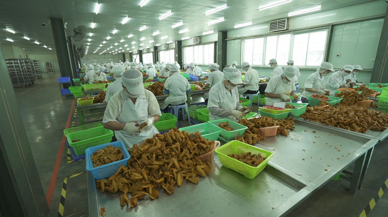 盐焗鸡产品加工生产是上浮山村的一大特色产业。