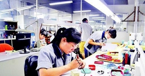 惠州产业转移工业园内，工人有条不紊地生产加工零件。 