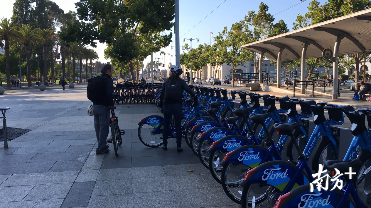  美国旧金山市中心Ferry building广场上摆放着共享单车Ford GoBike 摄影/丁晓然